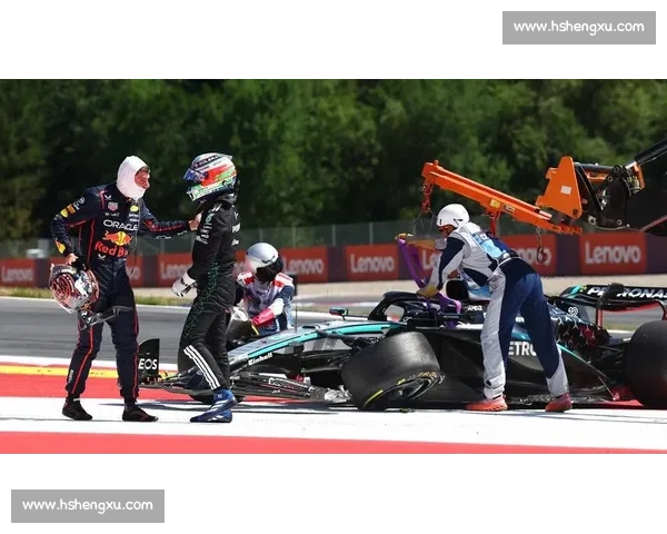 安东内利头盔视角:首圈追尾维斯塔潘瞬间全记录 安东内利头盔视角:首圈追尾维斯塔潘瞬间全记录