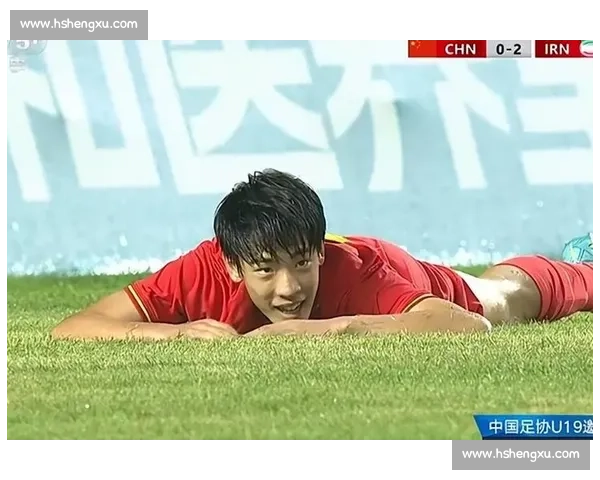 空门卧射偏出瞬间！看台视角下的遗憾与呐喊